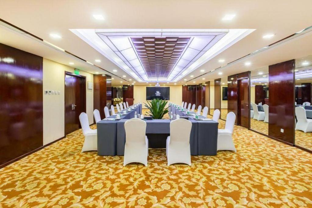 West International Trade Grand Hotel Пекин Экстерьер фото